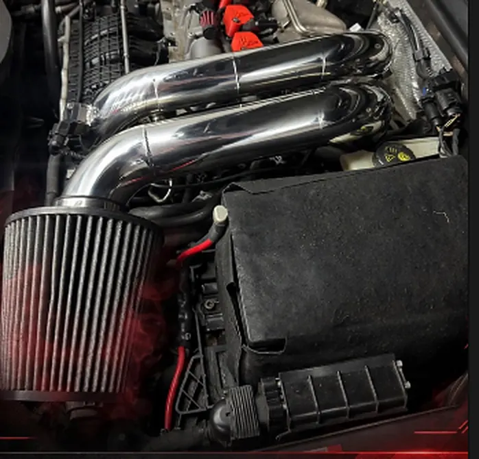 Kit intake em inox polido com filtro esportivo instalado em motor TSI