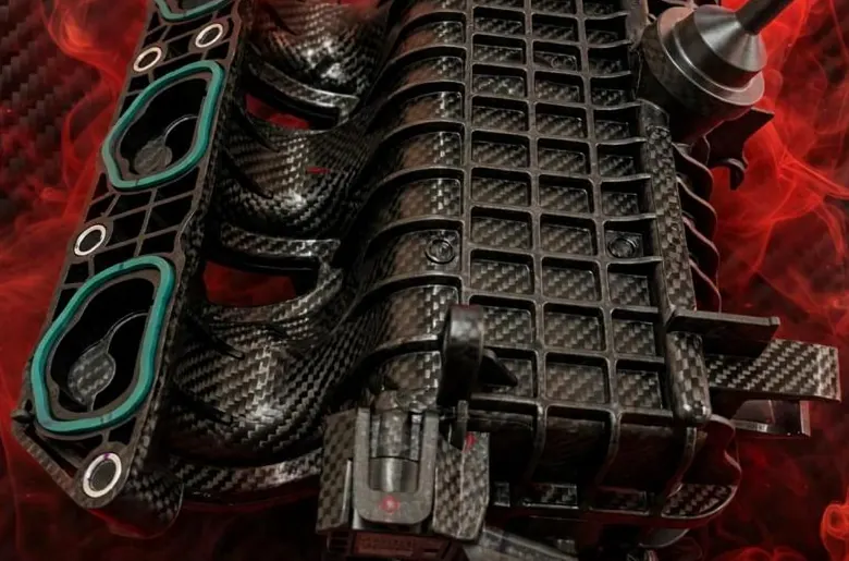 Coletor de admissão em fibra de carbono com a válvula blow-by em alumínio billet instalada